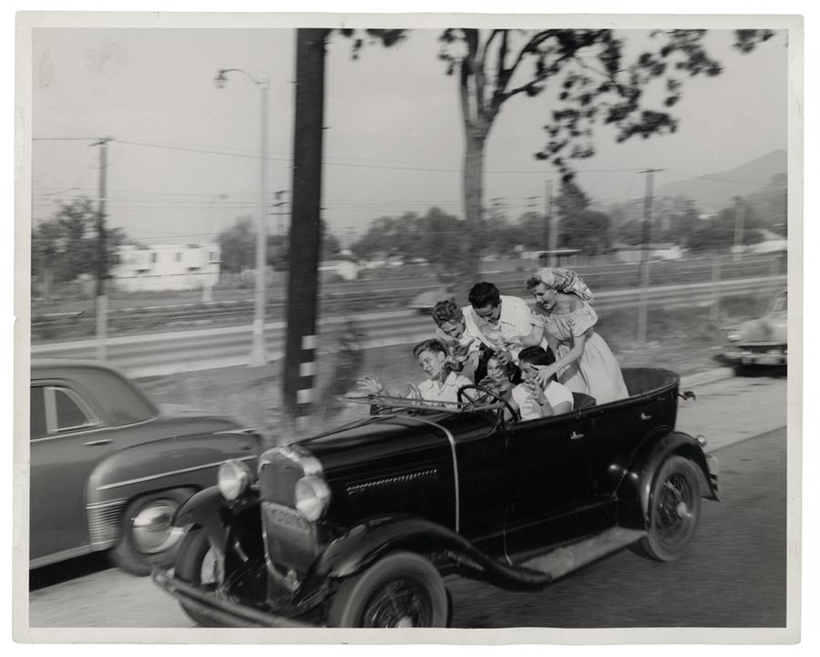A family piled into a moving car from 1950.