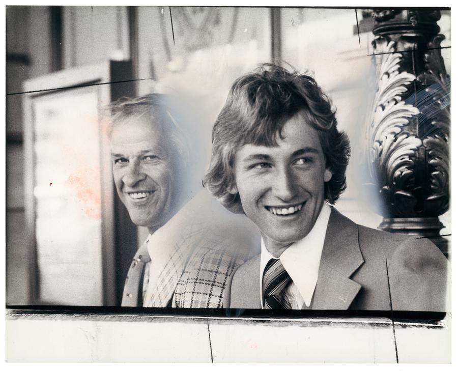Wayne Gretzky with Gordie Howe outside the Plaza Hotel in New York in 1978.